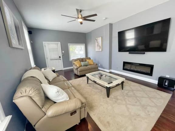 Comfortable 3-Bedroom Home 3-min drive to Downtown