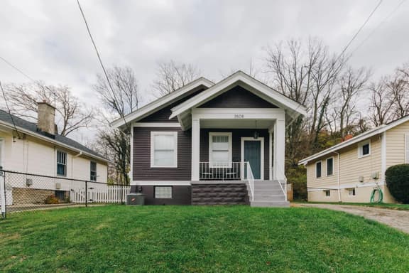 Cozy Mid-Century Bungalow, Close to All, Backyard