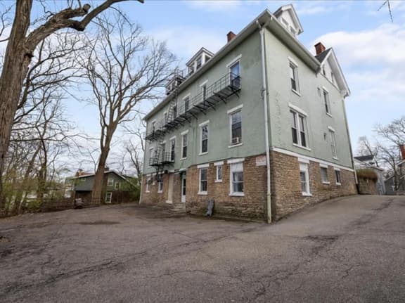 Cozy Studio with Parking | Near UC, Zoo, Downtown