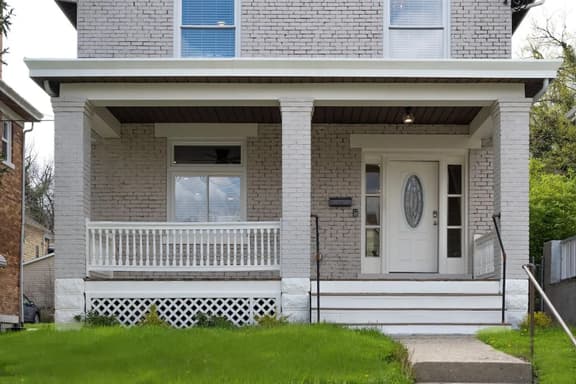 Deluxe 4-Bedroom w Huge Deck 3-Min to Downtown!