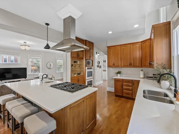 Deluxe 6-Bedroom 3-Min to Downtown! 2-car Driveway