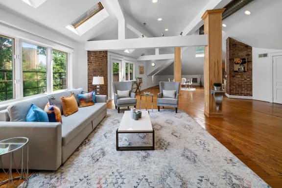 Hyde Park 2BR/2BA Penthouse with Private Patio