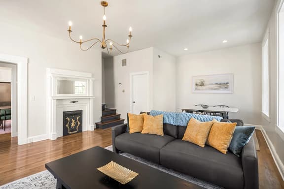 Luxe 2bd Apartment, Lots of Natural Light