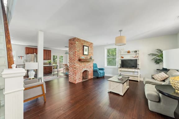 Renovated 2B w/Balcony by OTR, UC, Findlay Market