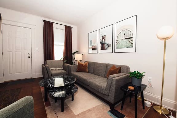 The Hyde Away –  Walkability & Cozy Comfort